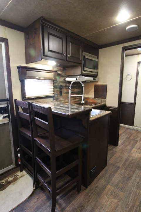 Used 2018 Merhow 8214 LQ - RARE 3+1 or 2+1 or 2 box stalls - w/ side & rear ramp -- BEAUTIFUL INTERIOR
