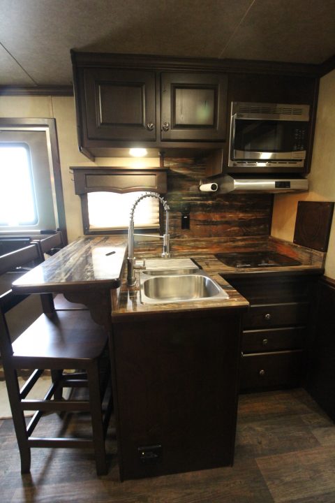 Used 2018 Merhow 8214 LQ - RARE 3+1 or 2+1 or 2 box stalls - w/ side & rear ramp -- BEAUTIFUL INTERIOR
