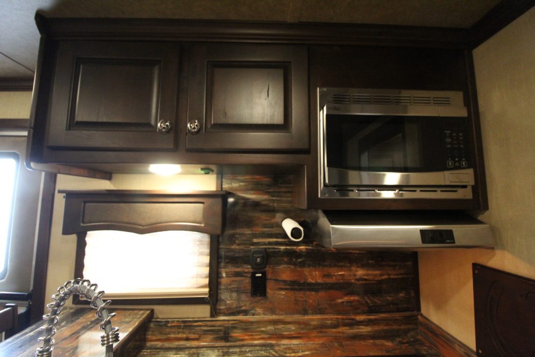 Used 2018 Merhow 8214 LQ - RARE 3+1 or 2+1 or 2 box stalls - w/ side & rear ramp -- BEAUTIFUL INTERIOR