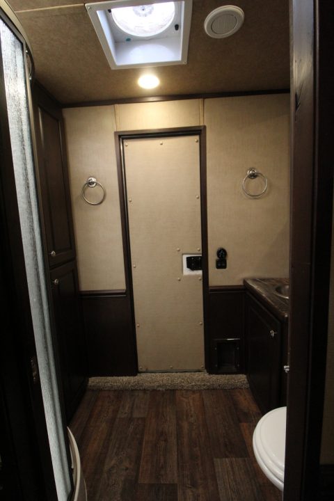 Used 2018 Merhow 8214 LQ - RARE 3+1 or 2+1 or 2 box stalls - w/ side & rear ramp -- BEAUTIFUL INTERIOR