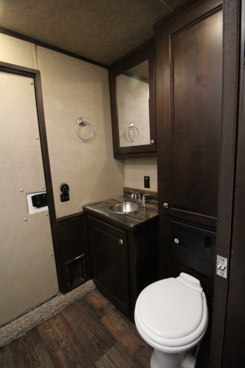 Used 2018 Merhow 8214 LQ - RARE 3+1 or 2+1 or 2 box stalls - w/ side & rear ramp -- BEAUTIFUL INTERIOR
