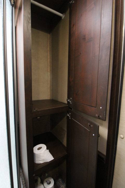 Used 2018 Merhow 8214 LQ - RARE 3+1 or 2+1 or 2 box stalls - w/ side & rear ramp -- BEAUTIFUL INTERIOR