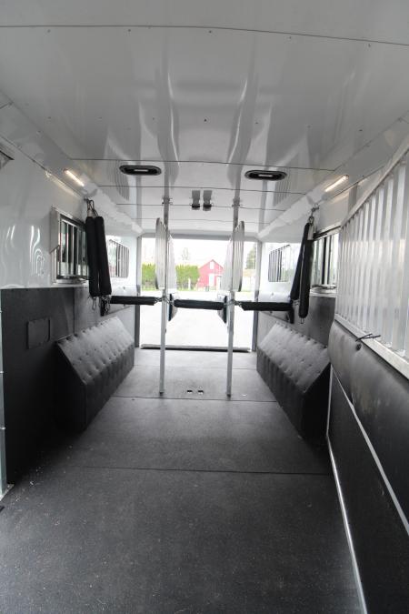 Used 2018 Merhow 8214 LQ - RARE 3+1 or 2+1 or 2 box stalls - w/ side & rear ramp -- BEAUTIFUL INTERIOR