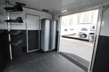 Used 2018 Merhow 8214 LQ - RARE 3+1 or 2+1 or 2 box stalls - w/ side & rear ramp -- BEAUTIFUL INTERIOR