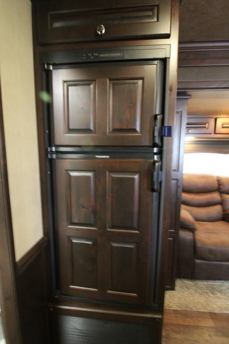 Used 2018 Merhow 8214 LQ - RARE 3+1 or 2+1 or 2 box stalls - w/ side & rear ramp -- BEAUTIFUL INTERIOR
