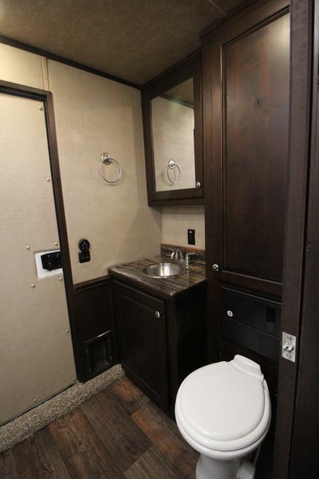 Used 2018 Merhow 8214 LQ - RARE 3+1 or 2+1 or 2 box stalls - w/ side & rear ramp -- BEAUTIFUL INTERIOR