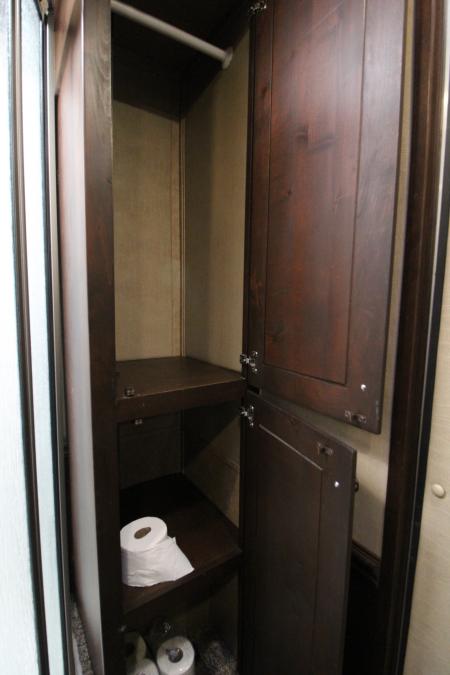 Used 2018 Merhow 8214 LQ - RARE 3+1 or 2+1 or 2 box stalls - w/ side & rear ramp -- BEAUTIFUL INTERIOR