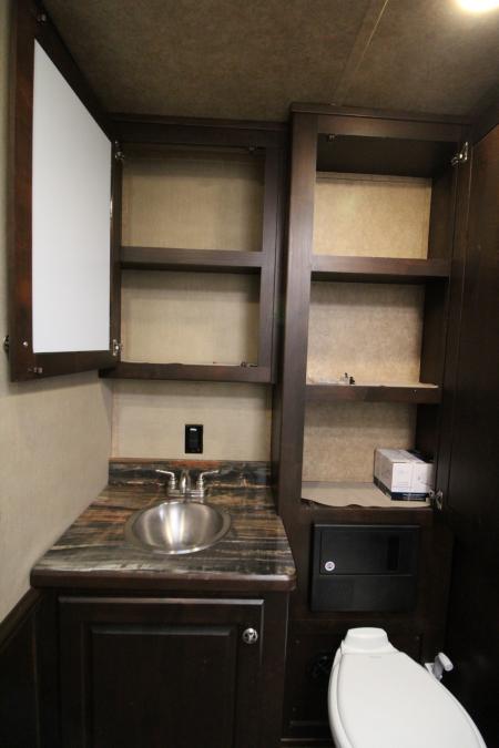 Used 2018 Merhow 8214 LQ - RARE 3+1 or 2+1 or 2 box stalls - w/ side & rear ramp -- BEAUTIFUL INTERIOR