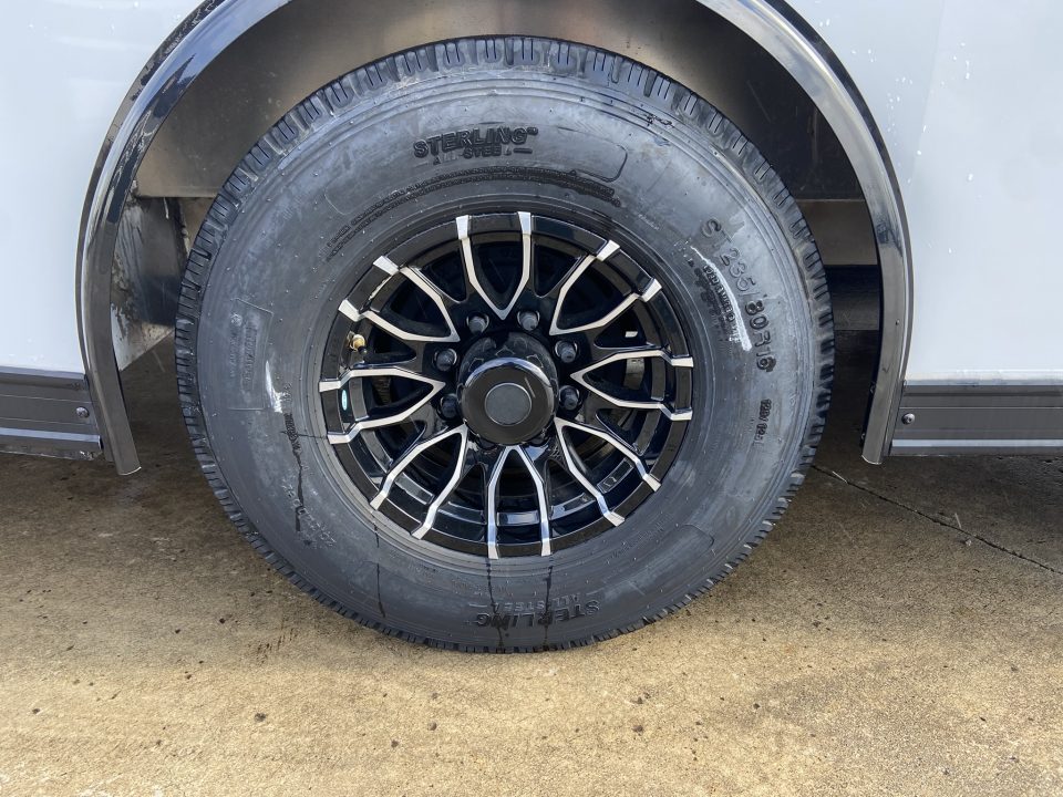 New United UAT CLA-8.5X28 Racing Trailer