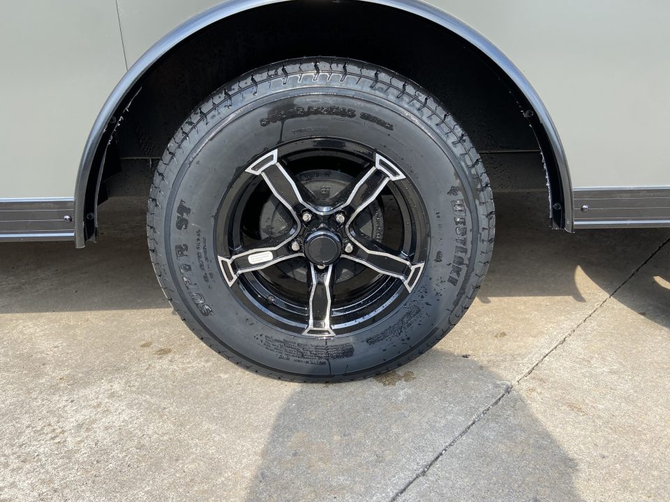 New United UJ-8.5X18 Enclosed Trailer