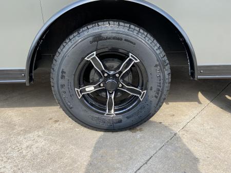 New United UJ-8.5X18 Enclosed Trailer