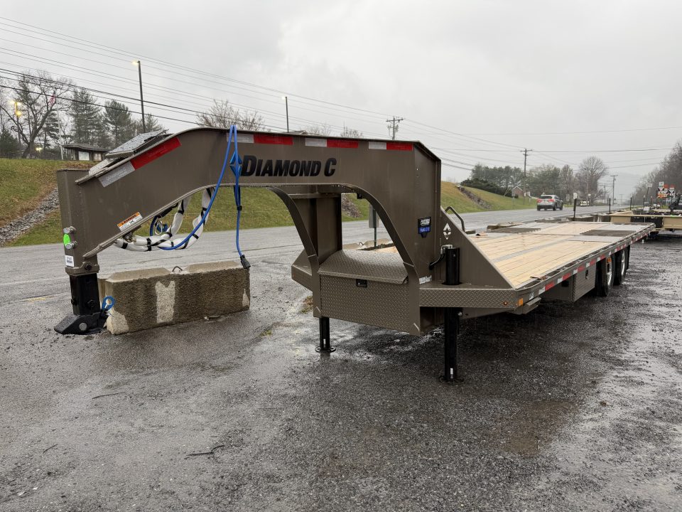 New 2026 Diamond C FMAX212 GOOSENECK TRAILER HYDRO DOVE & JACKS ALUMINUM OUTER RIMS