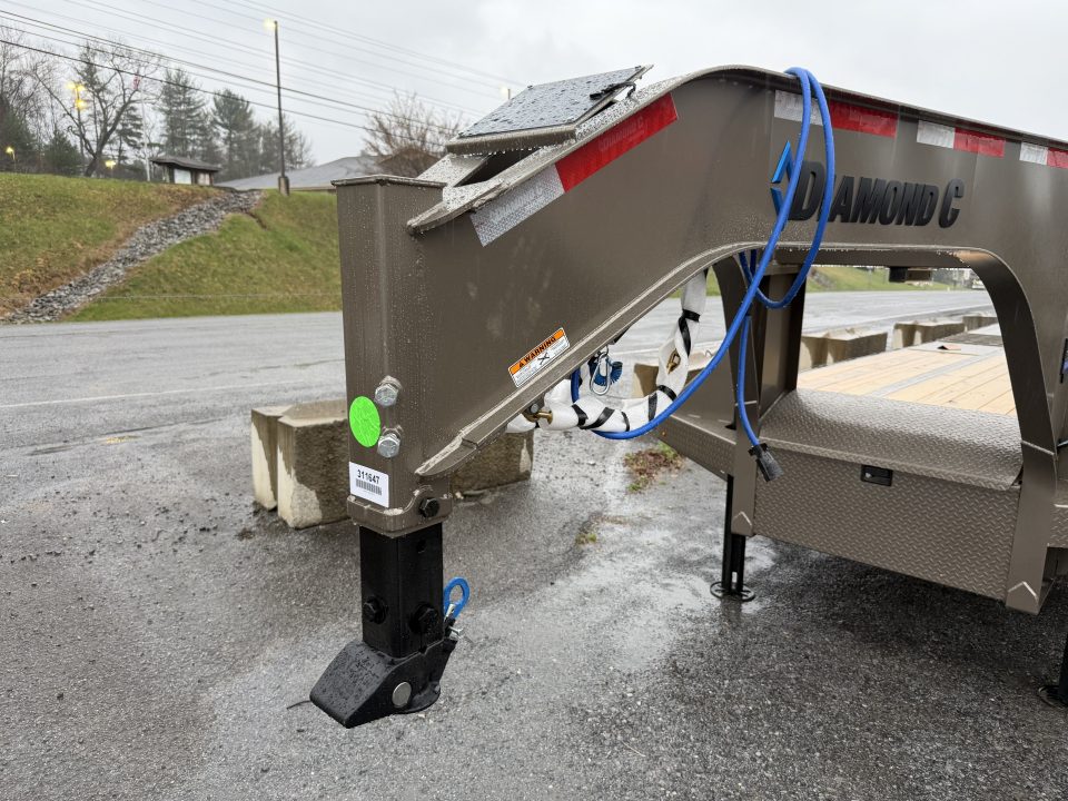 New 2026 Diamond C FMAX212 GOOSENECK TRAILER HYDRO DOVE & JACKS ALUMINUM OUTER RIMS