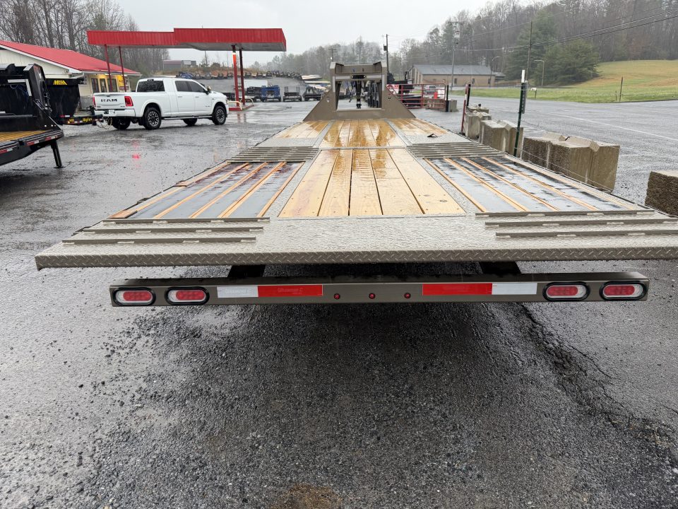 New 2026 Diamond C FMAX212 GOOSENECK TRAILER HYDRO DOVE & JACKS ALUMINUM OUTER RIMS