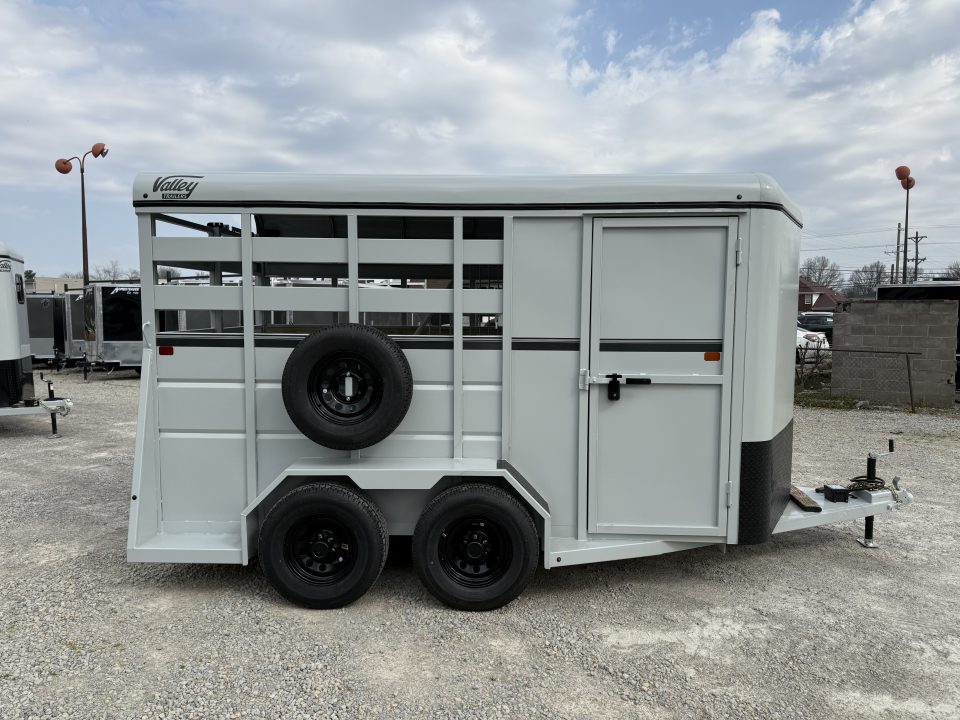 New 2026 Valley Trailers 2 Horse Slant Load Deluxe 7' Tall