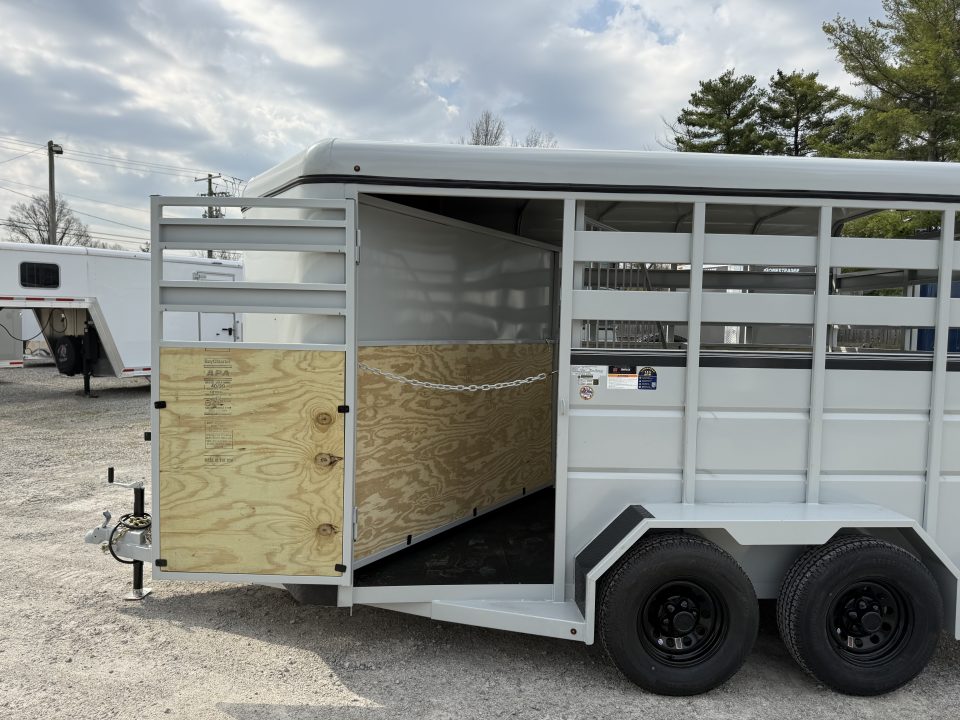 New 2026 Valley Trailers 2 Horse Slant Load Deluxe 7' Tall