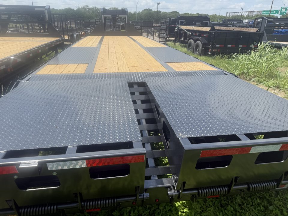 New 2026 Diamond C Trailers FMAX212 102X30 MR Gooseneck Bodies