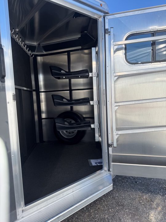 New 2026 Logan Coach 3H BULLSEYE BH Horse Trailer