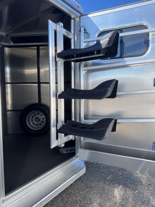 New 2026 Logan Coach 3H BULLSEYE BH Horse Trailer