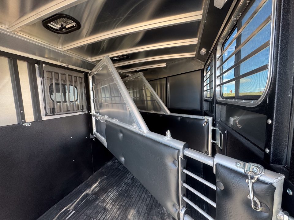 New 2026 Logan Coach 3H BULLSEYE BH Horse Trailer