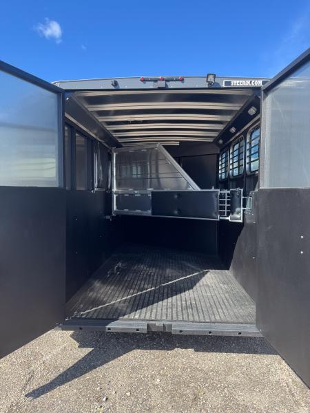 New 2026 Logan Coach 3H BULLSEYE BH Horse Trailer