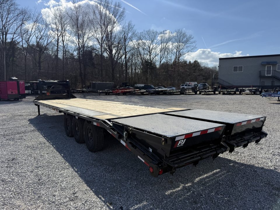 New 2026 PJ Trailers 102X36 GOOSENECK TRIPLE AXLE 21K GVWR Flatbed Trailer