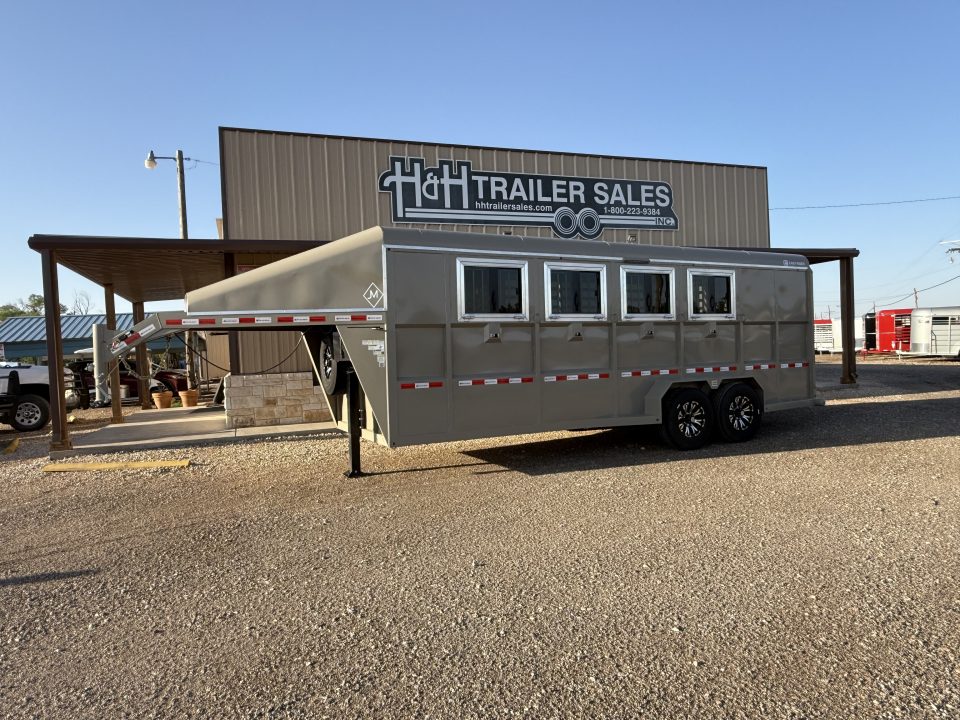 Used 2025 Chute Help Horse Trailer