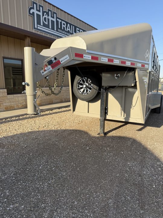Used 2025 Chute Help Horse Trailer