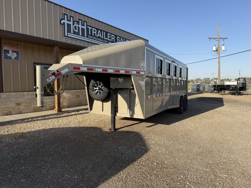 Used 2025 Chute Help Horse Trailer