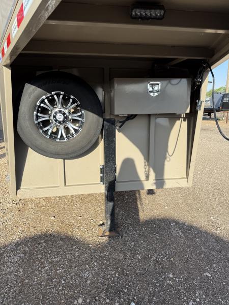 Used 2025 Chute Help Horse Trailer