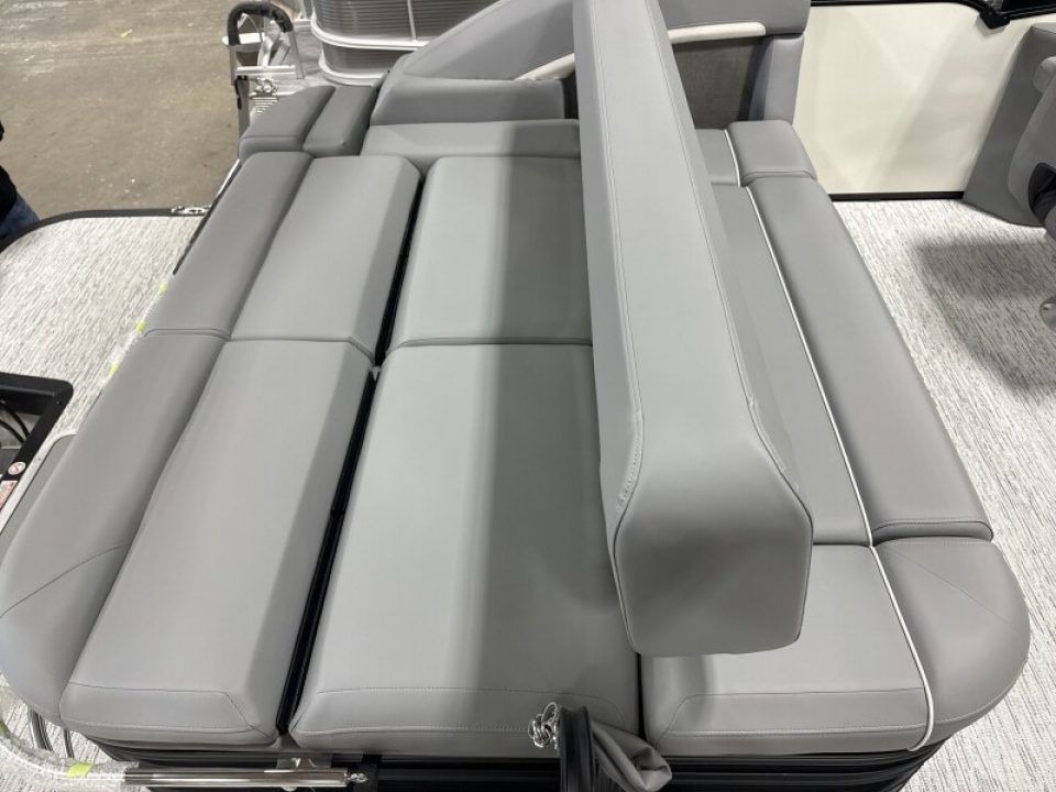 New 2026 Bennington 22' M Swingback Tri-toon Boat