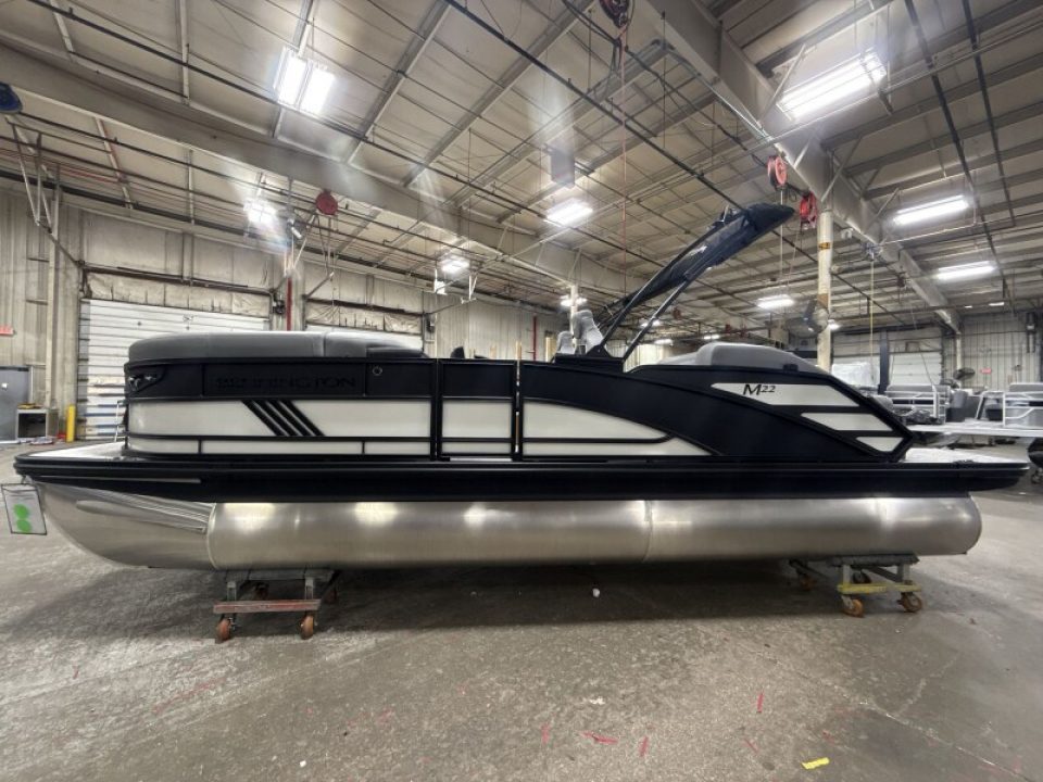 New 2026 Bennington 22' M Swingback Tri-toon Boat