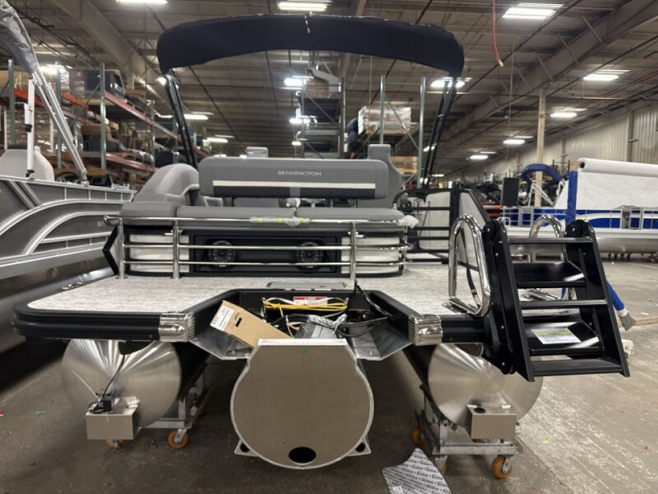 New 2026 Bennington 22' M Swingback Tri-toon Boat