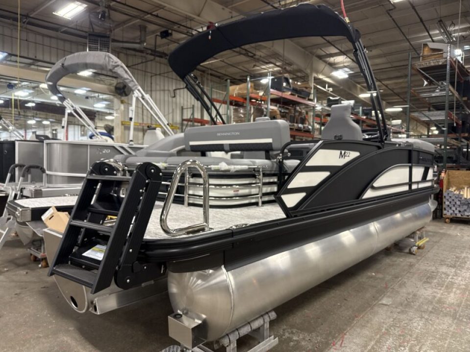 New 2026 Bennington 22' M Swingback Tri-toon Boat
