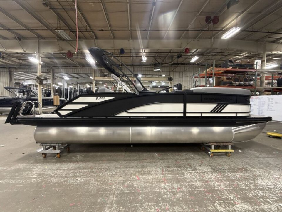 New 2026 Bennington 22' M Swingback Tri-toon Boat