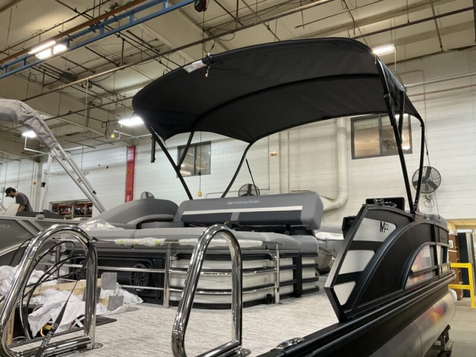 New 2026 Bennington 22' M Swingback Tri-toon Boat