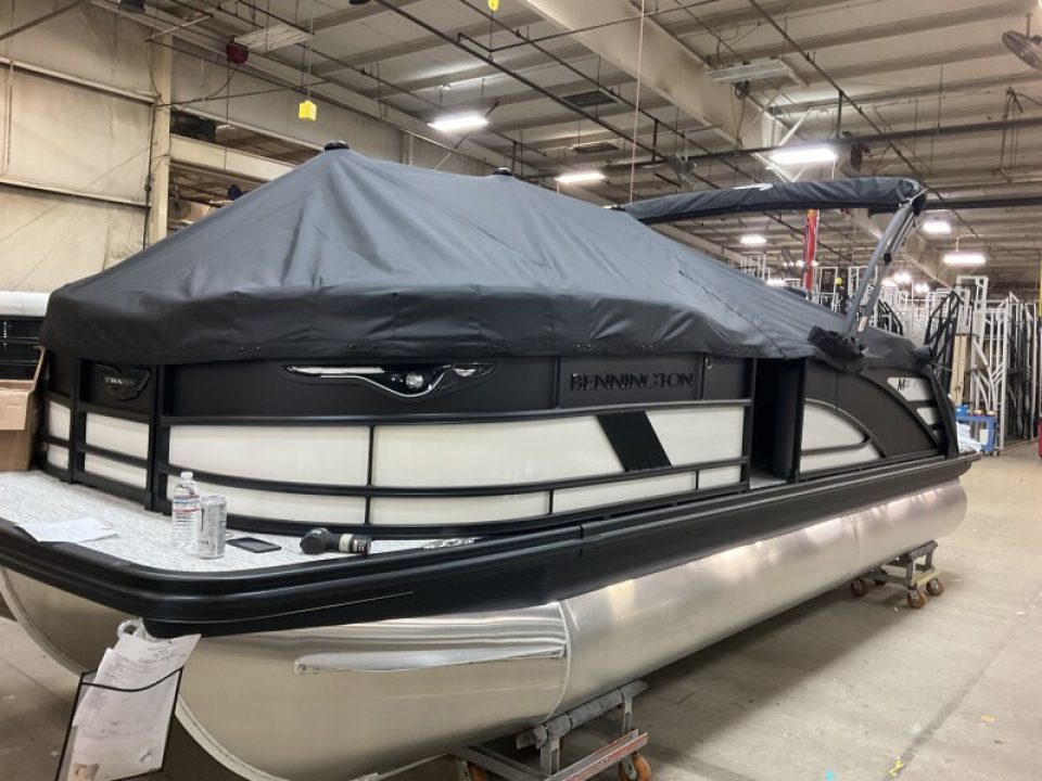 New 2026 Bennington 22' M Swingback Tri-toon Boat