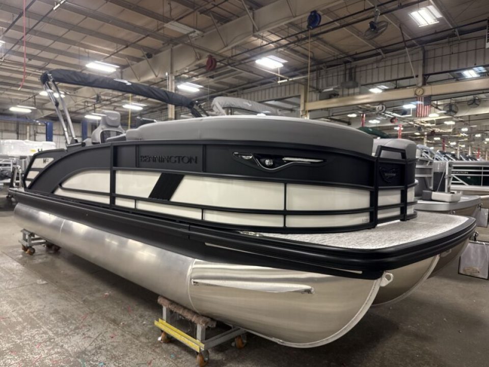 New 2026 Bennington 22' M Swingback Tri-toon Boat