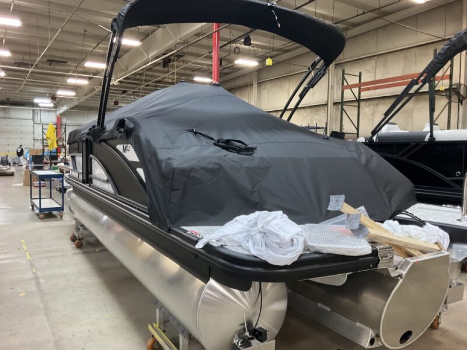 New 2026 Bennington 22' M Swingback Tri-toon Boat