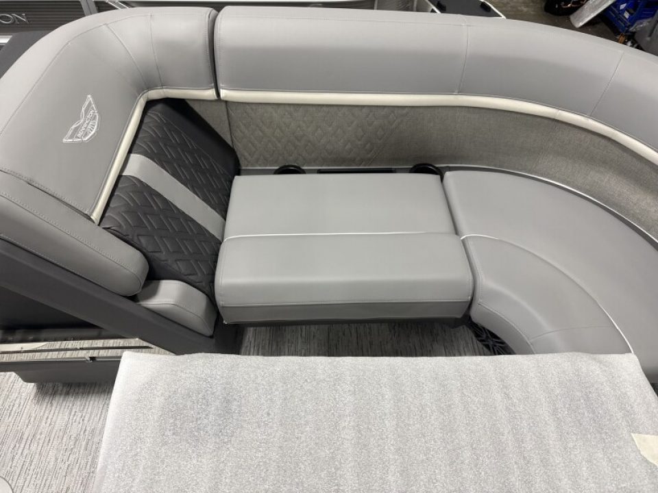 New 2026 Bennington 22' M Swingback Tri-toon Boat