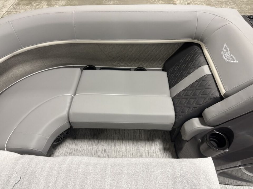 New 2026 Bennington 22' M Swingback Tri-toon Boat
