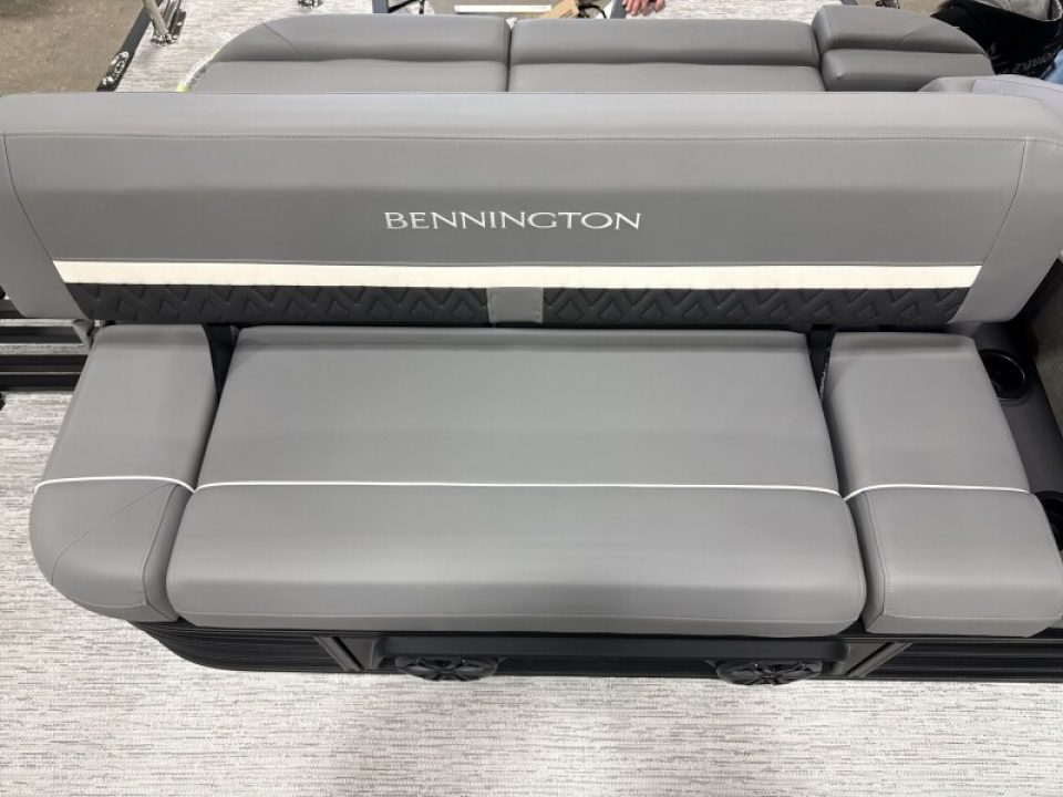 New 2026 Bennington 22' M Swingback Tri-toon Boat