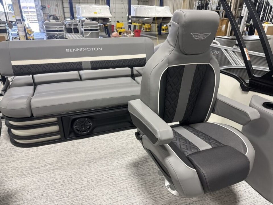 New 2026 Bennington 22' M Swingback Tri-toon Boat