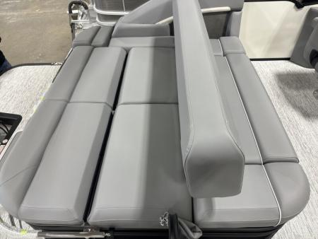 New 2026 Bennington 22' M Swingback Tri-toon Boat