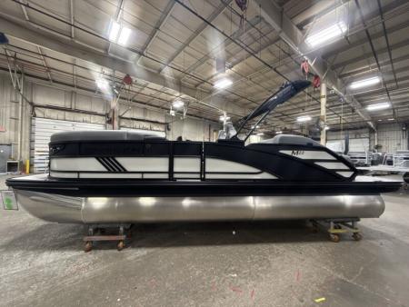 New 2026 Bennington 22' M Swingback Tri-toon Boat