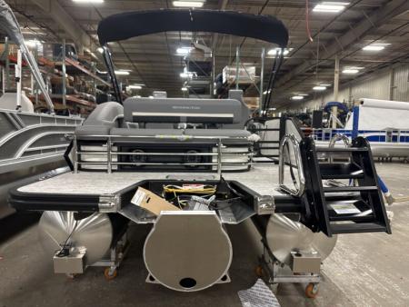 New 2026 Bennington 22' M Swingback Tri-toon Boat