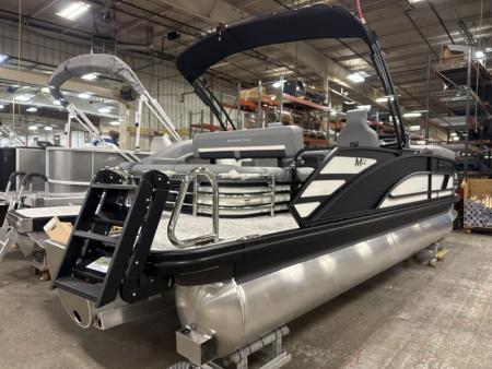 New 2026 Bennington 22' M Swingback Tri-toon Boat