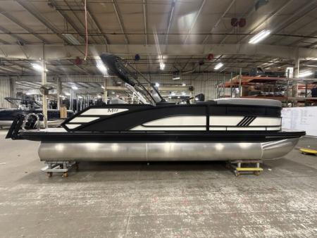 New 2026 Bennington 22' M Swingback Tri-toon Boat