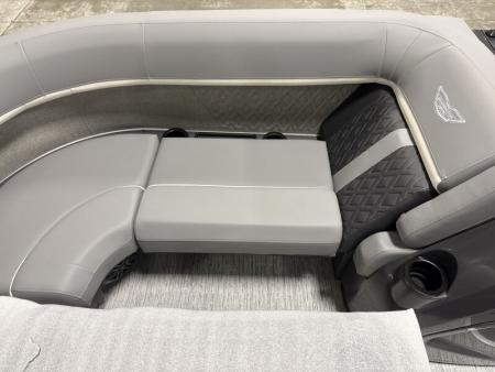 New 2026 Bennington 22' M Swingback Tri-toon Boat