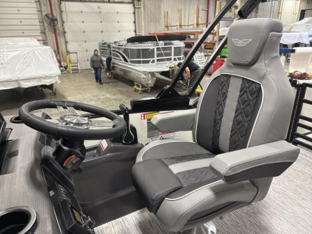 New 2026 Bennington 22' M Swingback Tri-toon Boat